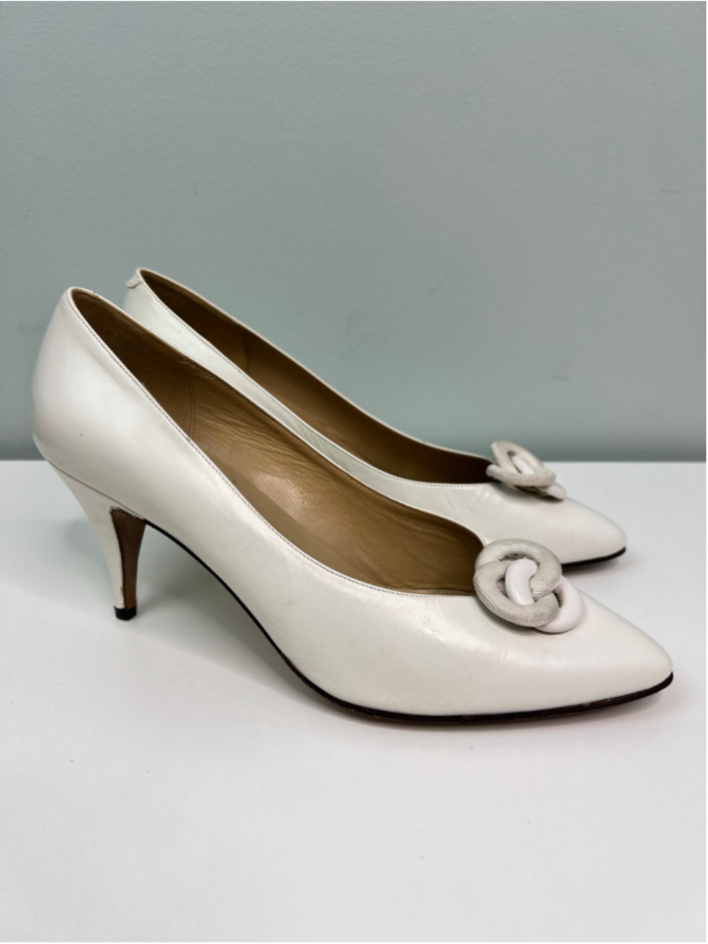 Vintage Bally White Leather Pointed Toe Kitten Heel Pumps Size 10B Made in Italy